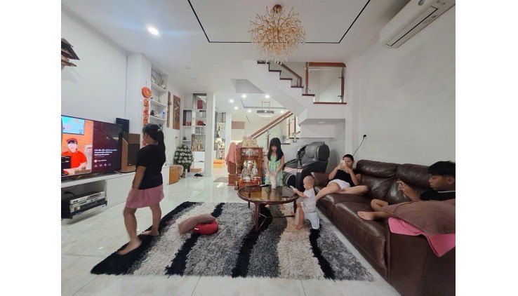 Nhà Đẹp 3 Tầng,  Gần Đại Học Ngân Hàng, 60m Ra Hoàng Diệu 2